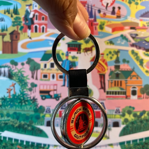 Galaxy’s Edge black spire keychain - Picture 2 of 2